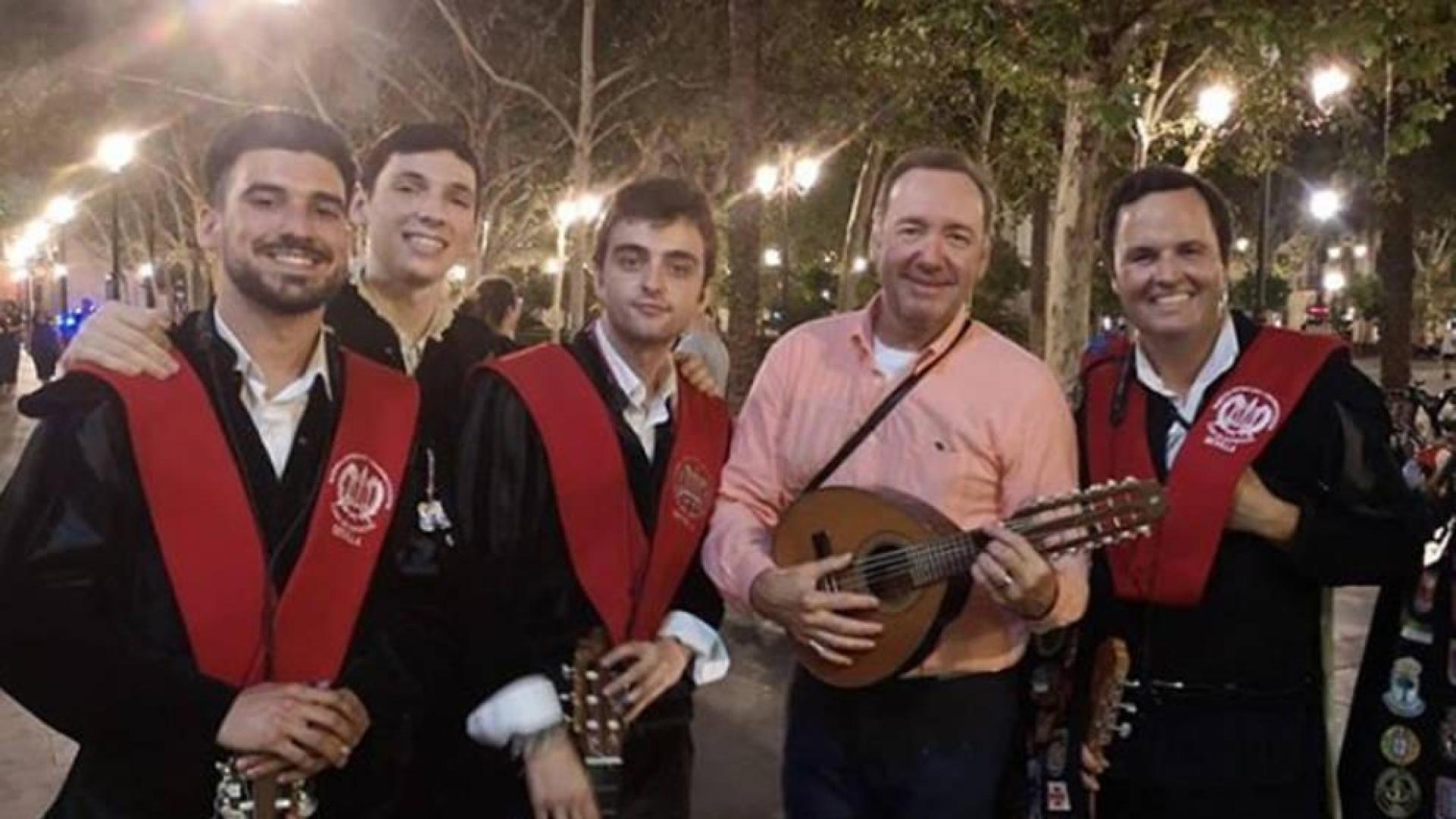 El actor Kevin Spacey, en Sevilla junto a miembros de la tuna.