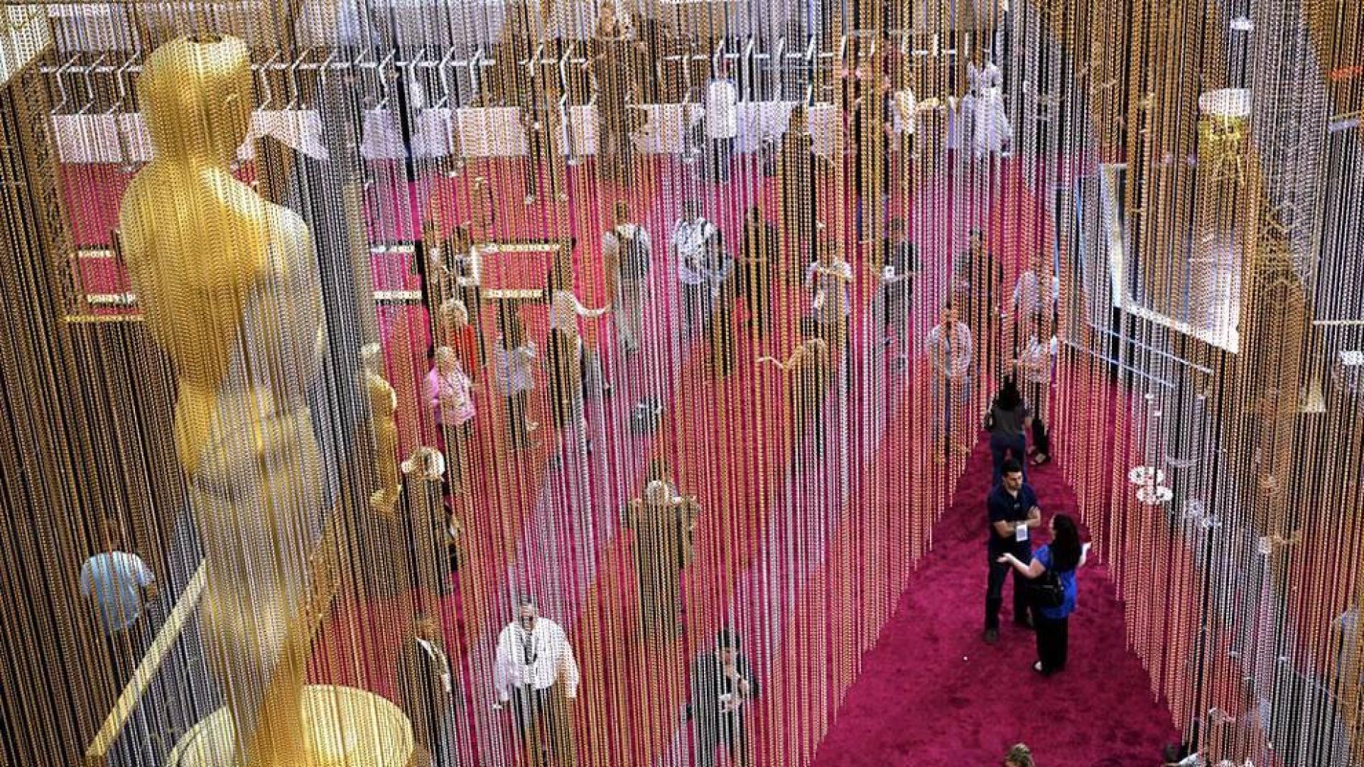 Los nominados y las celebridades asistentes a la entrega de los 88 Premios Oscar de Hollywood pasaron previamente por la tradicional alfombra roja colocada en la entrada del  Hollywood&Highland Center.