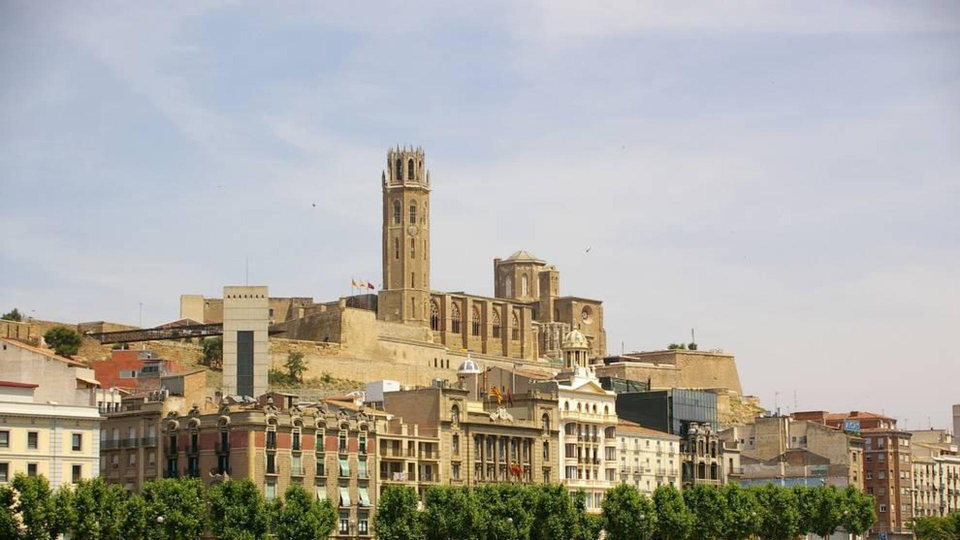 Una joven de 14 años fallece al caer por una claraboya en Lleida
