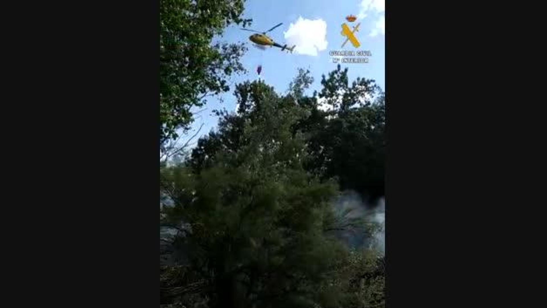 Trabajos de extinción de un incendio entre Lodosa y Sartaguda