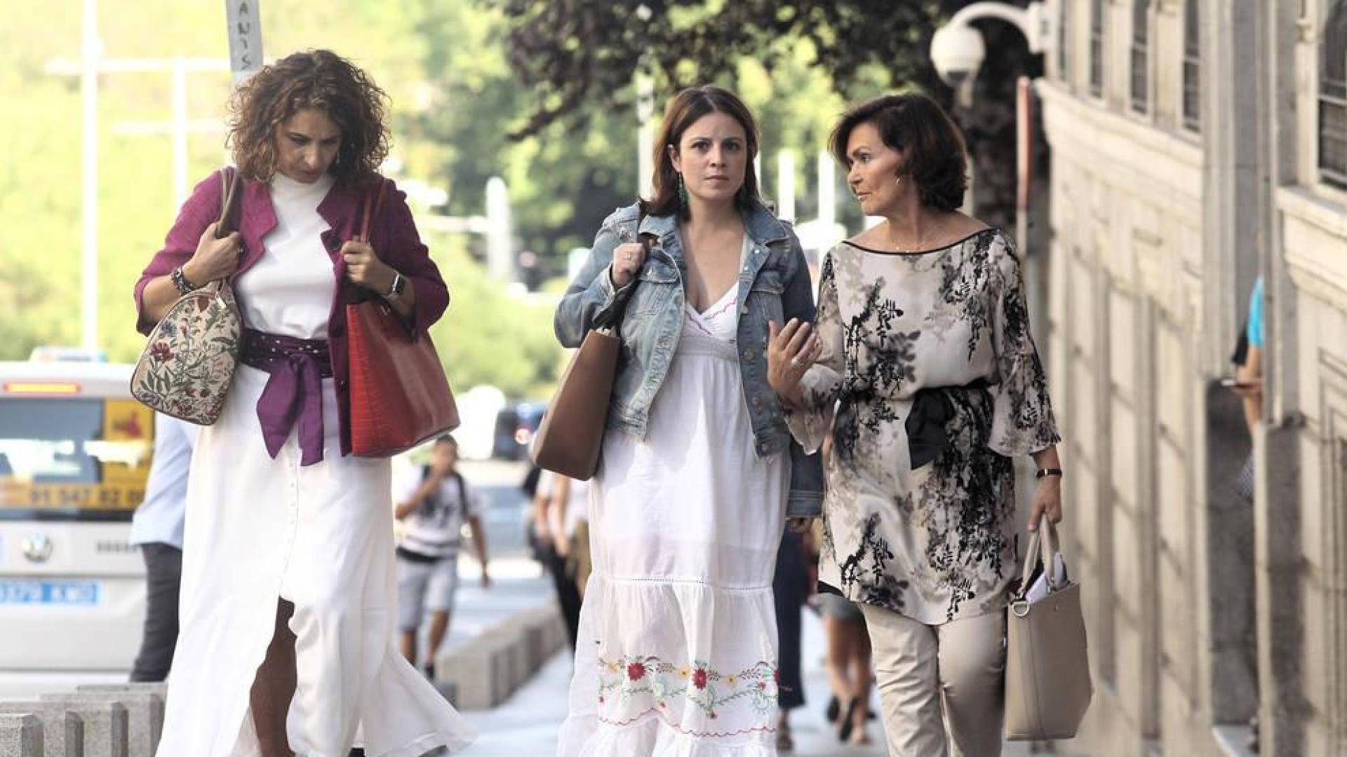 La ministra de Hacienda en funciones, María Jesús Montero; la portavoz del PSOE en el Congreso, Adriana Lastra; y la vicepresidenta del Gobierno en funciones, Carmen Calvo, a su llegada a la reunión con Podemos para formar un posible Gobierno