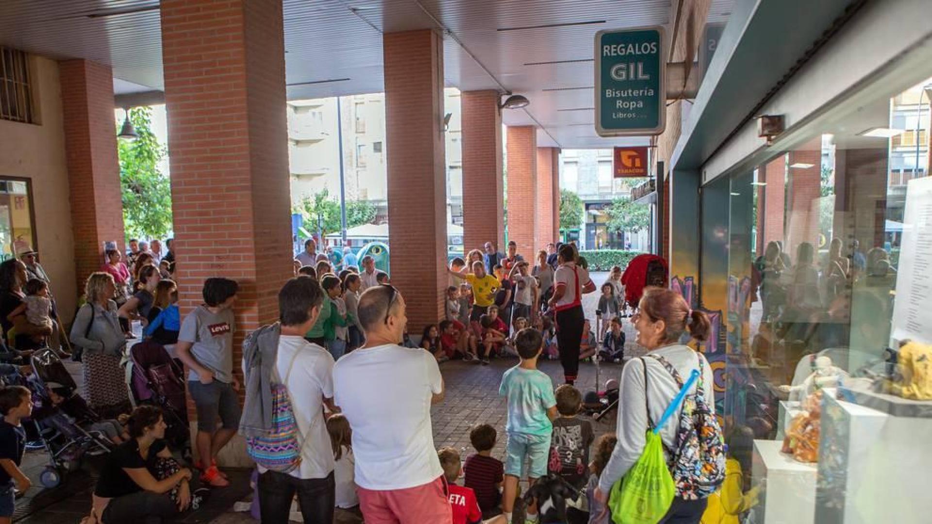 La asociación de comercio La Campana–Kanpaia Elkartea de Burlada ha organizado la sexta edición de 'La Noche del Vino y las Velas'. La cita fue el viernes 7 de septiembre y contó con la participación de 16 establecimientos. Descuentos especiales acompañaron la jornada y diferentes eventos dieron vida a los espacios comerciales, entre los que se incluyeron conciertos, talleres, charlas, degustaciones, concursos o una chocolatada.