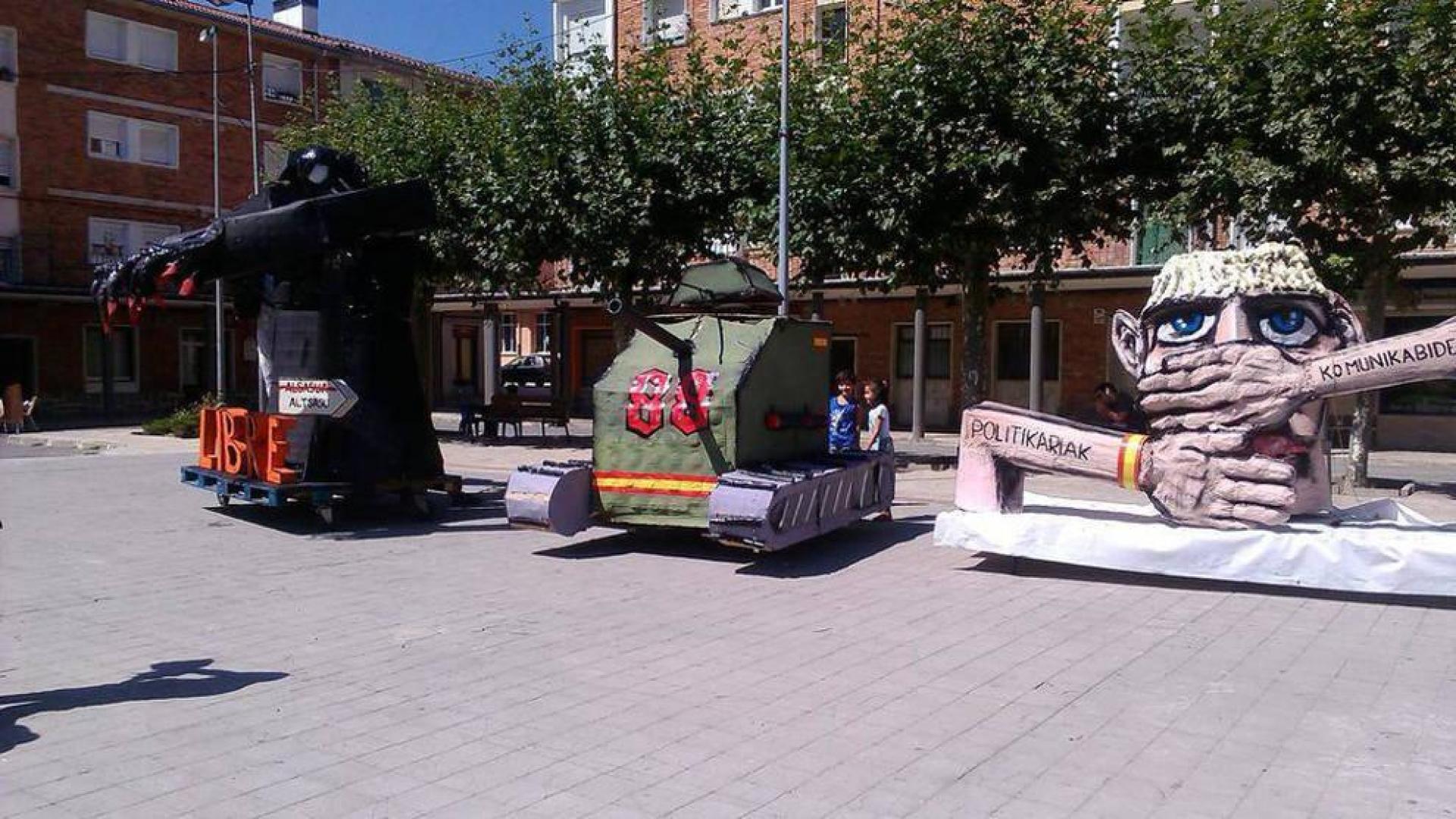 La Guardia Civil retira unas figuras ofensivas en un acto en Alsasua