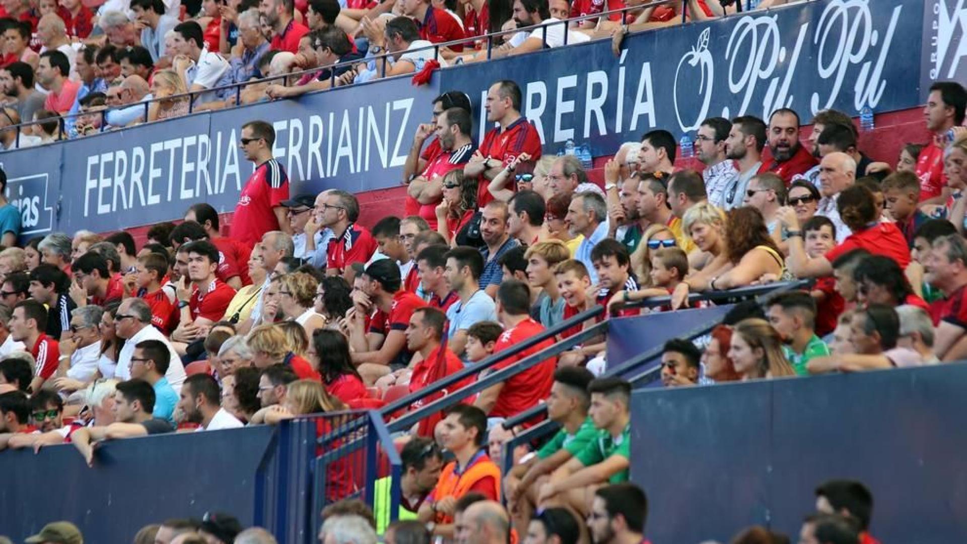 Fotos del búscate en la grada del Osasuna - Barcelona