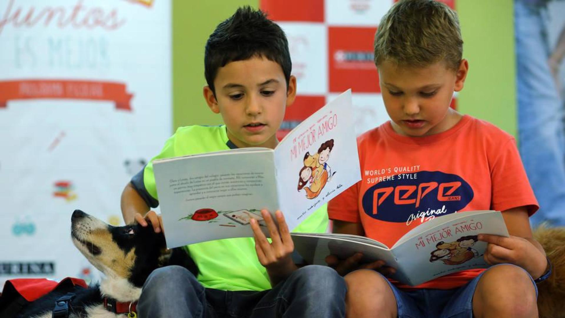 Los compañeros caninos llegan al cole en el colegio Iturrama