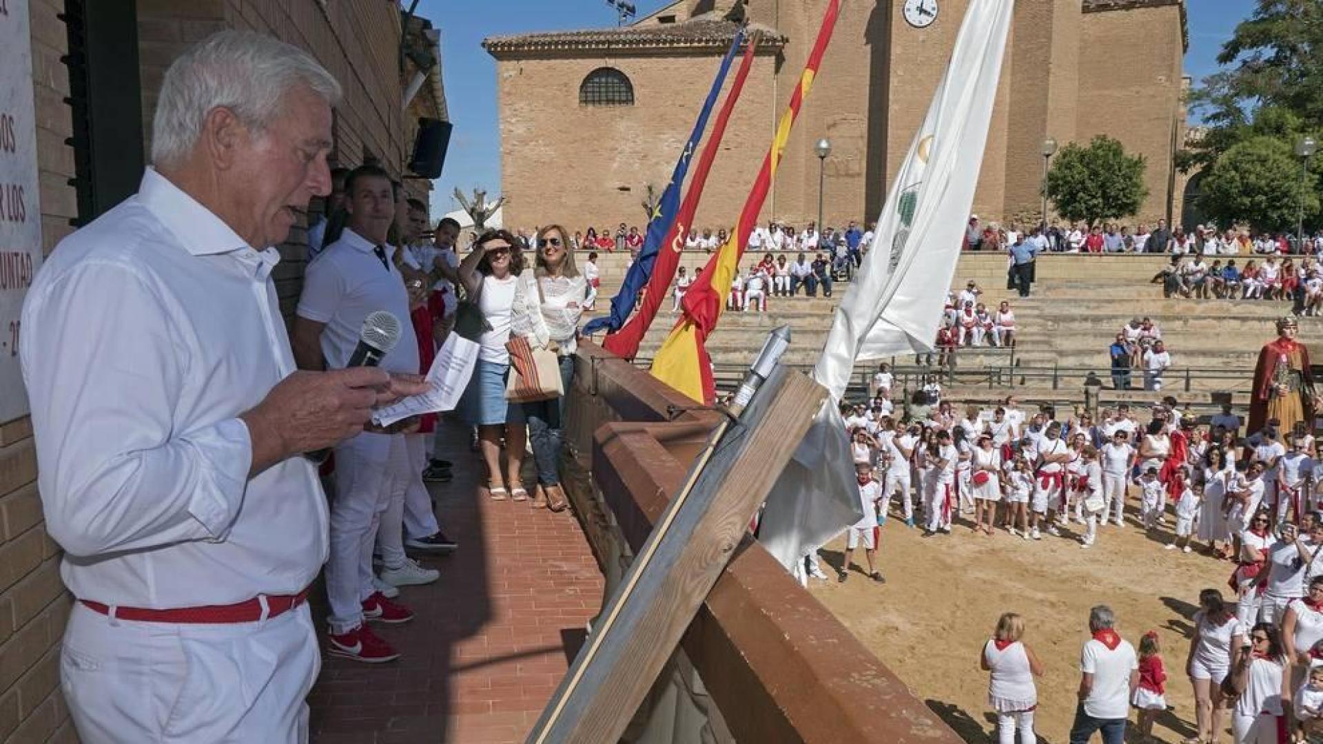 Eduardo Sanz, teniente de alcalde y concejal de Cárcar, fue el encargado de iniciar las fiestas en honor a la Santa Cruz