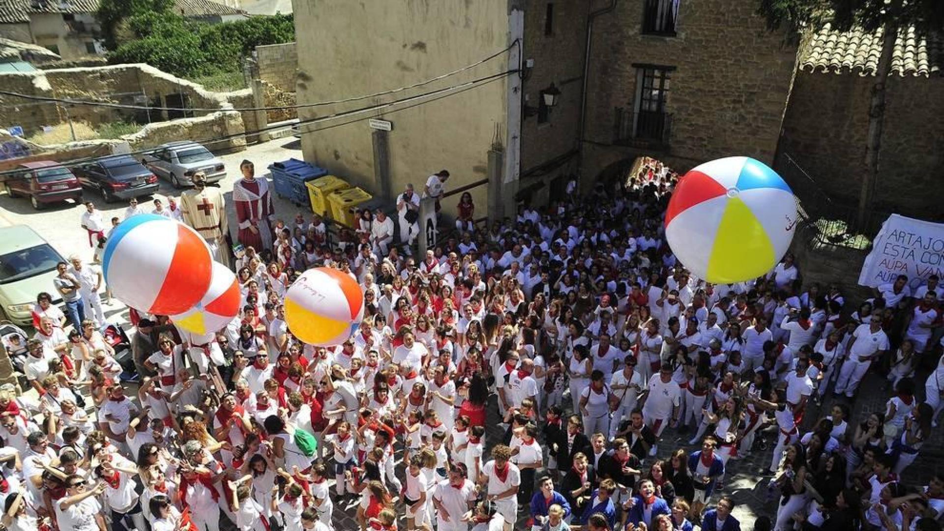 Los artajoneses se congregaron debajo del balcón del ayuntamiento para recibir las fiestas patronales, en honor a la Virgen de Jerusalén.