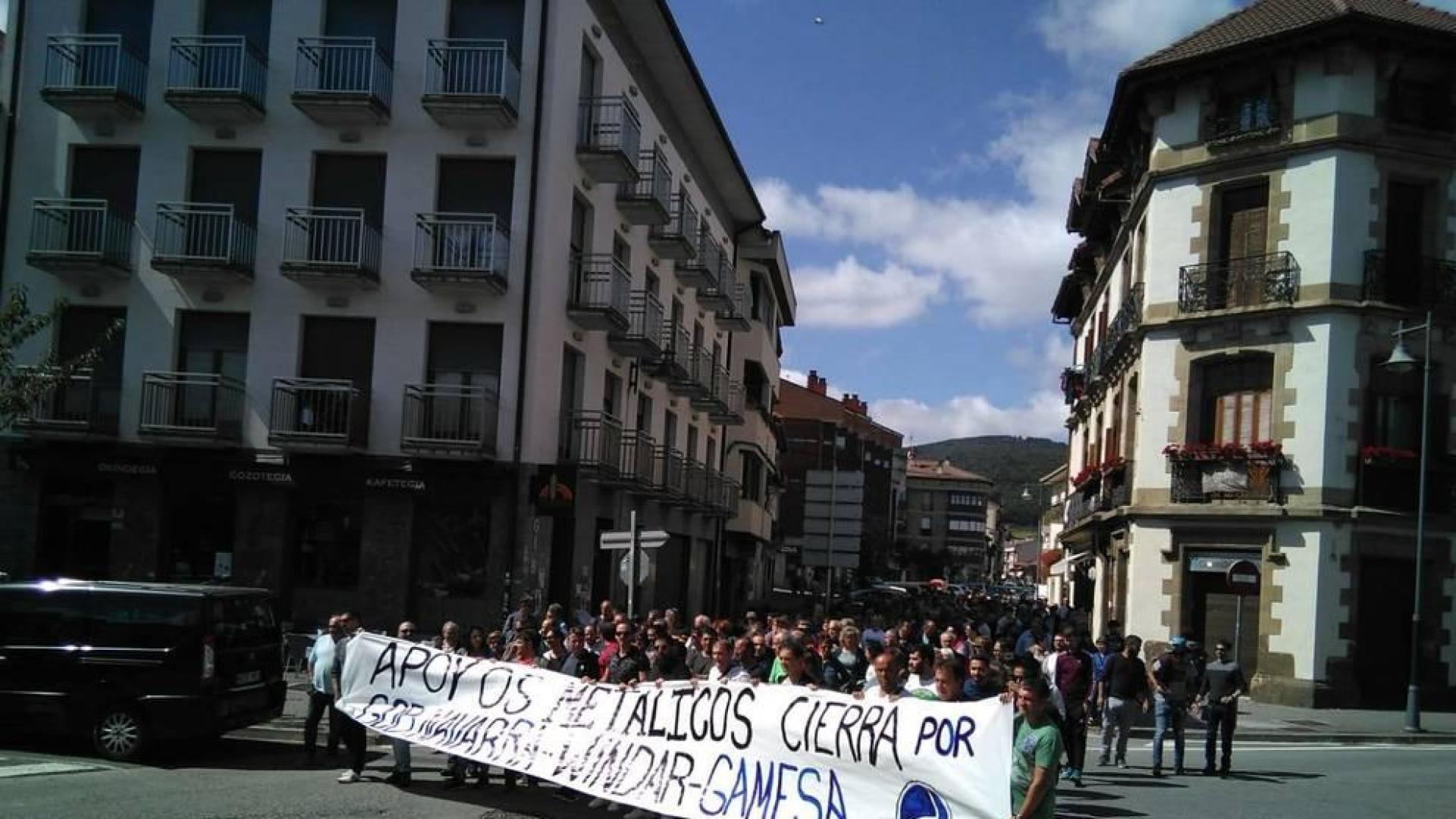 900 manifestantes contra el cierre de Apoyos Metálicos en Olazagutía