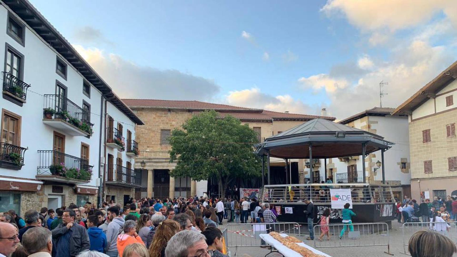 Un bocadillo de 60 metros por los 25 años de la Asociación de Comerciantes de Alsasua