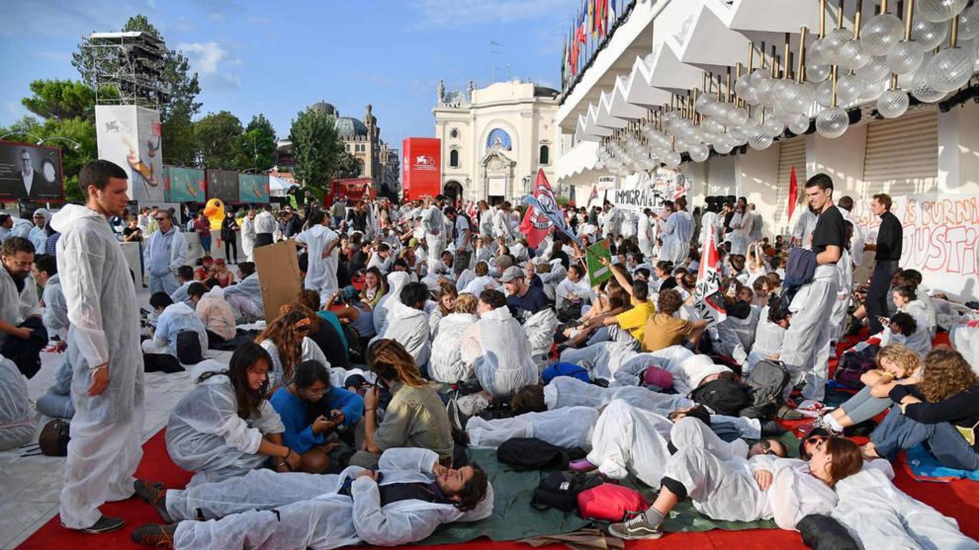 Cientos de jóvenes han ocupado la alfombra roja del Festival de Venecia.