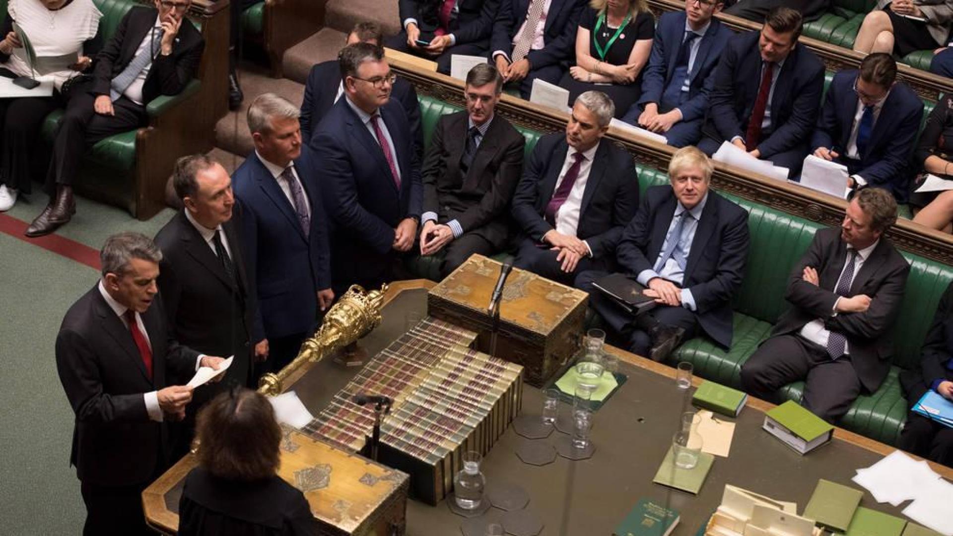 El Parlamento británico, con Boris Johnson en el centro.