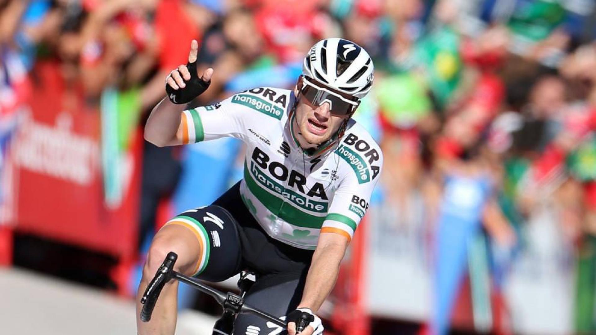 El irlandés Bennett se lleva el sprint en Oviedo marcado por una caída masiva