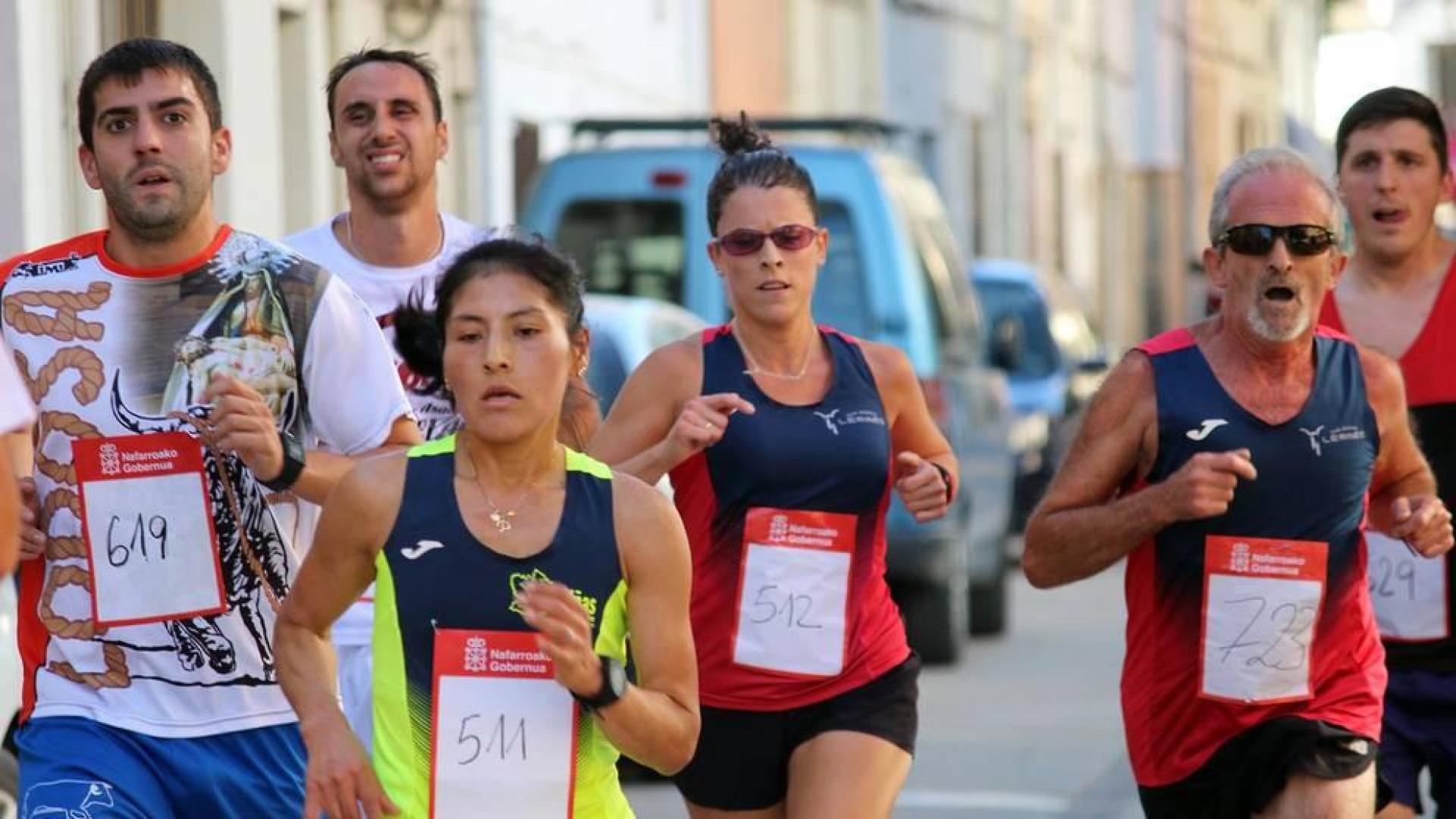 Javier Nagore y Deysi Gutiérrez entraron este sábado por la puerta grande de la plaza de toros de Lodosa en la V edición del Toro Soga Running de Lodosa.