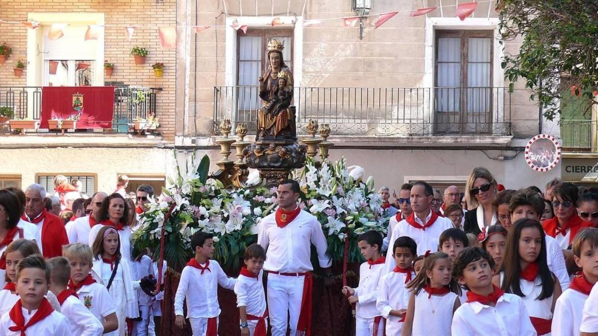 Los cirboneros no faltaron a su cita y perfectamente ataviados con la tradicional indumentaria blanca y roja, cientos de vecinos se apostaron ayer en la puerta de la parroquia de San Juan Bautista para acompañar a su patrona, la Virgen de la Paz, en su procesión.