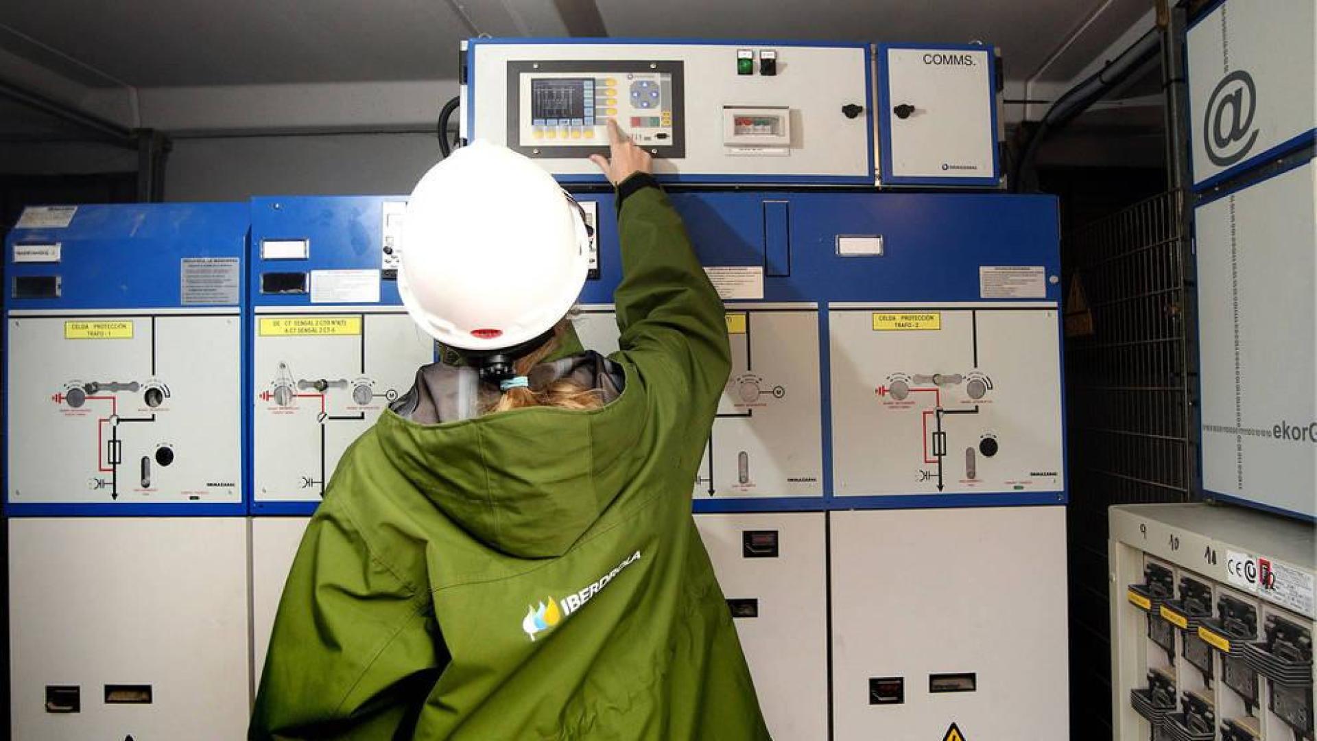 Un técnico revisa el cuadro de contadores eléctricos en una comunidad de vecinos.