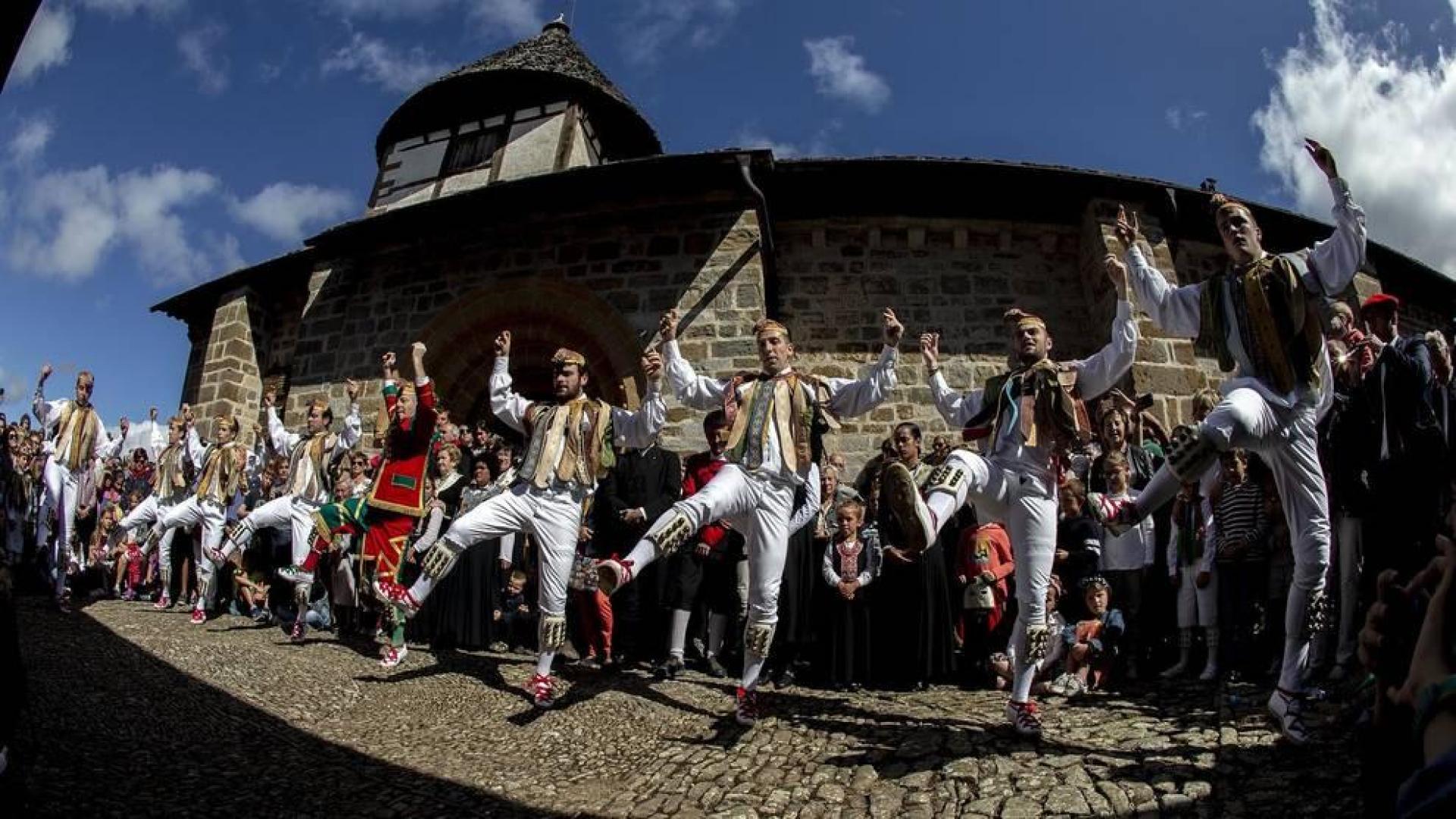 Los ochagaviarras celebraron el segundo día de fiestas con bailes de los danzantes, música de los gaiteros y una procesión a la Virgen de Muskilda.