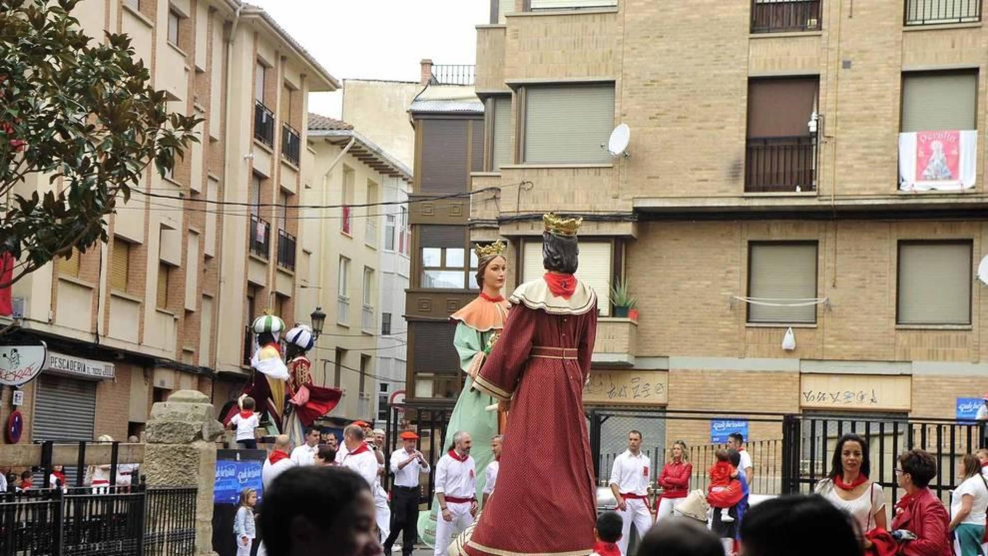 Los peralteses despidieron el domingo a sus gigantes y cabezudos con un multitudinario acto en el que también se le quito el pañuelo a la patrona.