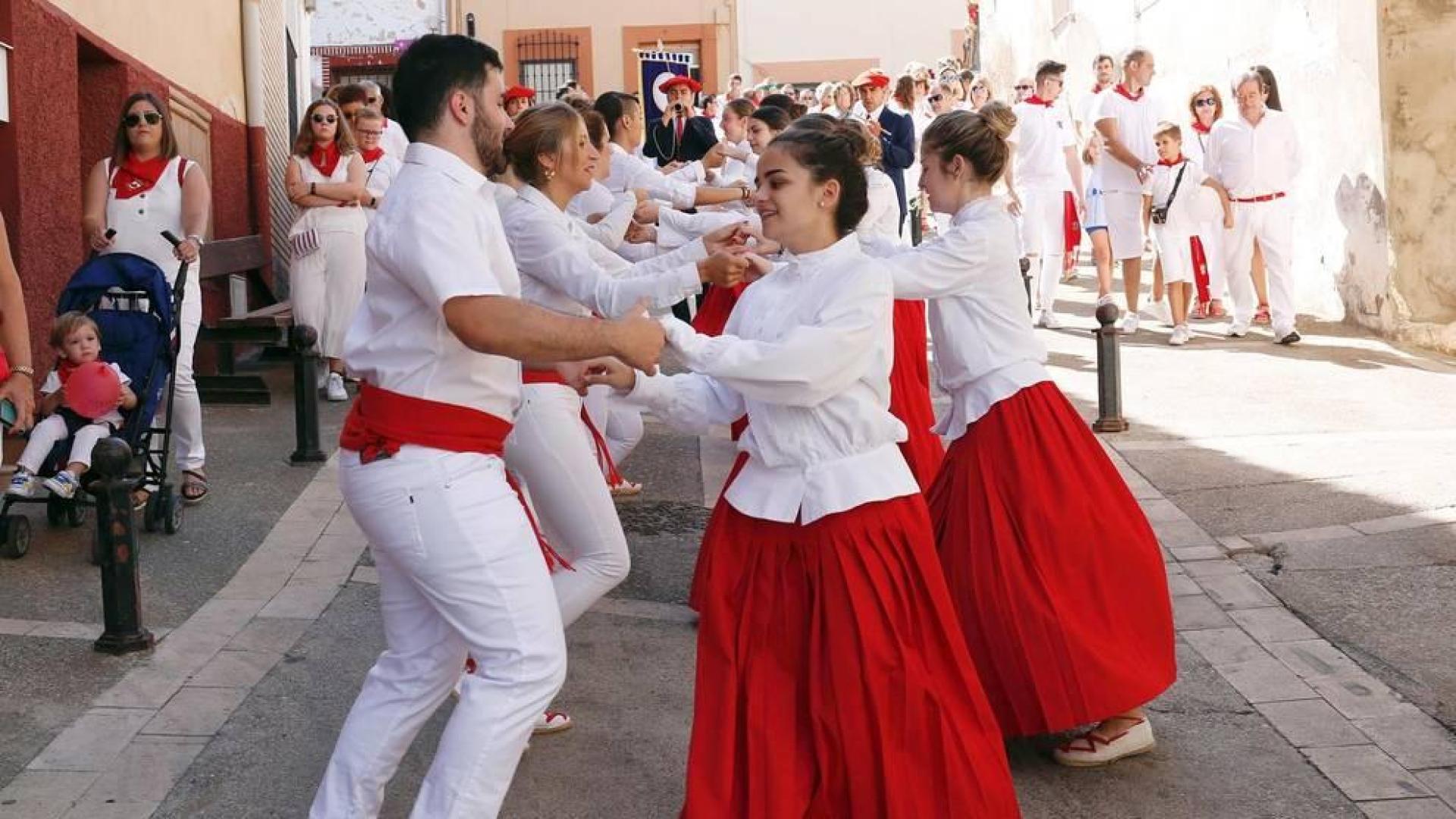 Un buen número de vecinos y visitantes arroparon ayer a la imagen de la Virgen del Rosario durante su procesión por las calles más céntricas de Ablitas.