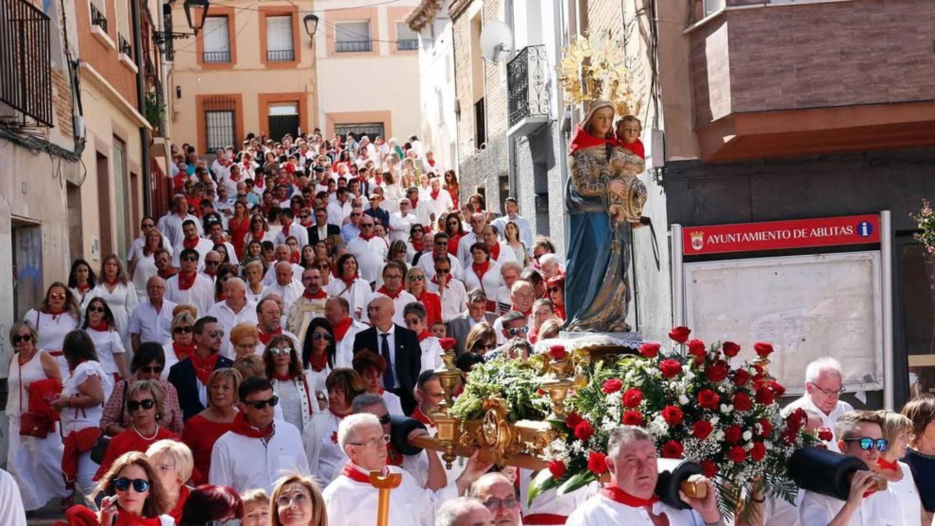 Un buen número de vecinos y visitantes arroparon ayer a la imagen de la Virgen del Rosario durante su procesión por las calles más céntricas de Ablitas.