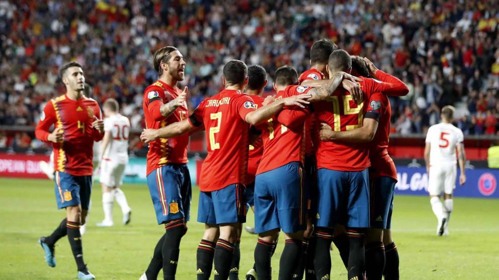Rodrigo y Alcácer homenajean a Quini en la goleada a las Islas Feroe