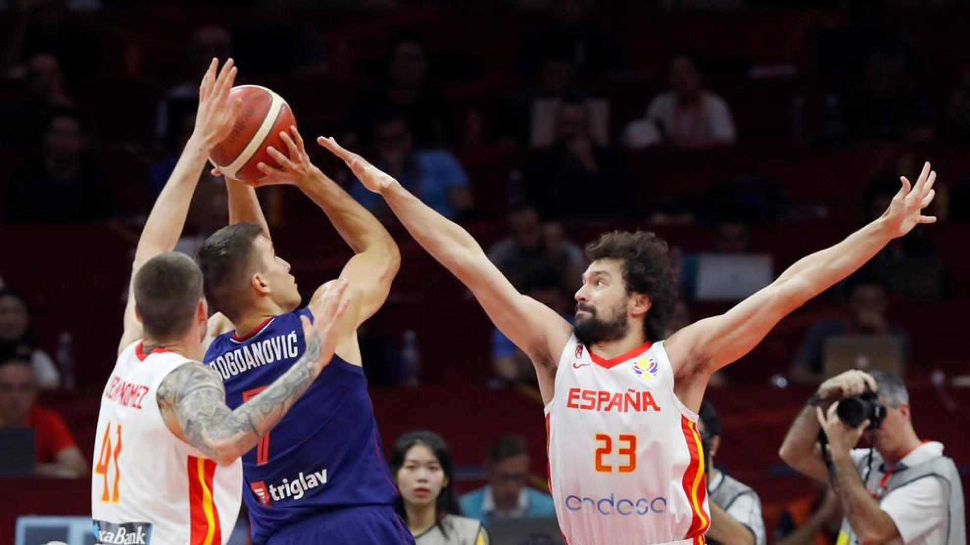 Sergio Llull (d) bloquea al escolta de la selección de Serbia Bogdan Bogdanovic.