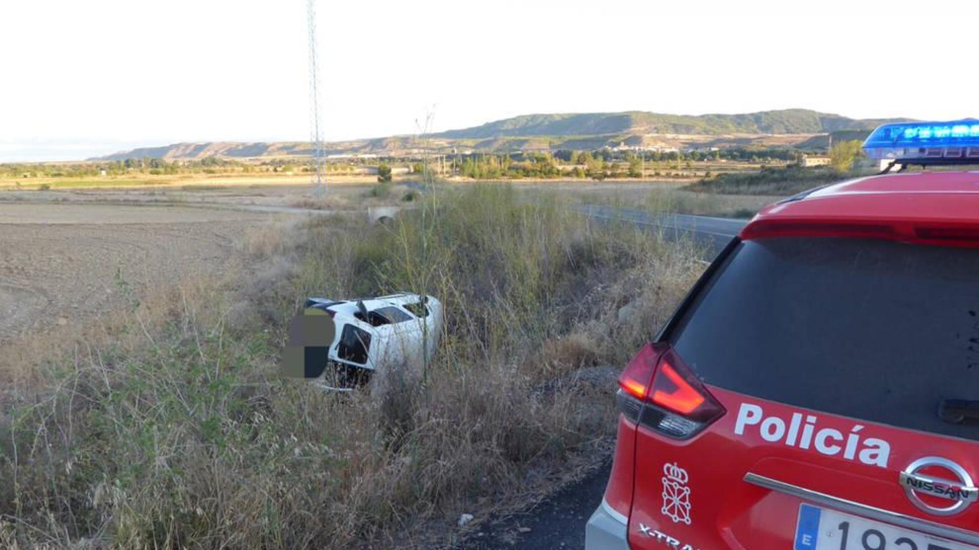 La furgoneta, en el terraplén tras salirse de la carretera.