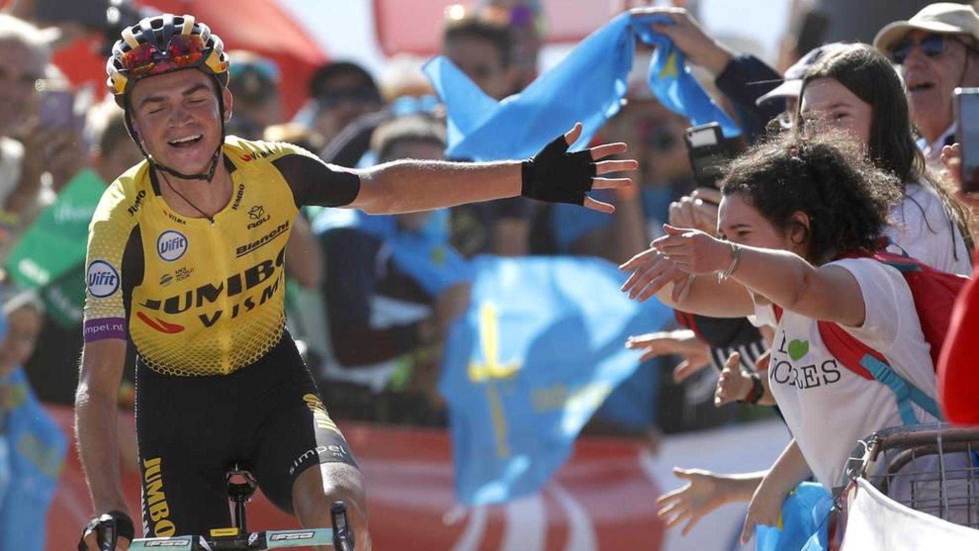 El ciclista norteamericano del equipo Jumbo-Visma, Sepp Kuss, saluda al público antes de entrar a meta.