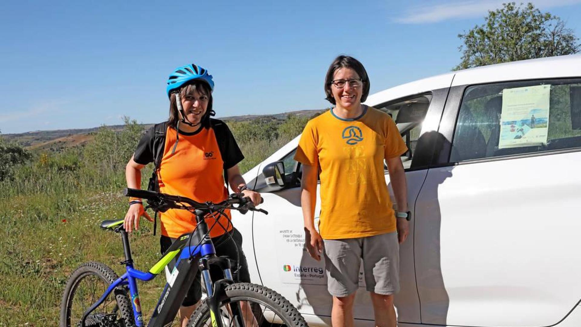 Dos usuarias de vehículos eléctricos en el Parque Natural Arribes, María José Caminero (i) y Margarita Revilla (d).