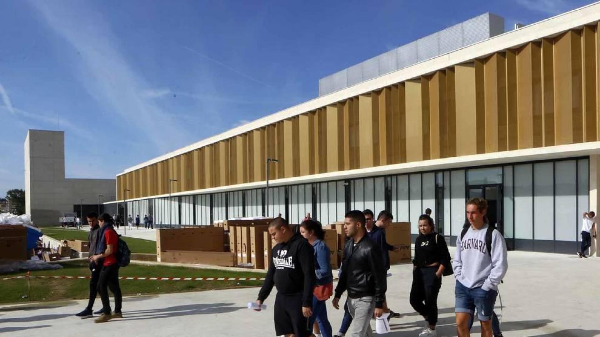 El nuevo centro de educación Secundaria y de Formación Profesional acogió el lunes la presentación de los alumnos con los últimos retoques en el equipamiento de aulas y talleres pendientes y tras una inversión de 37,2 millones de euros.