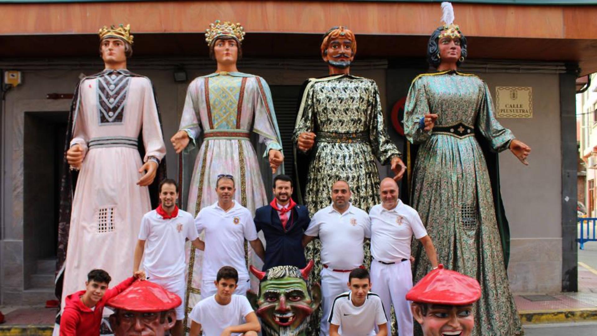 La comparsa municipal que baila en fiestas de Azagra