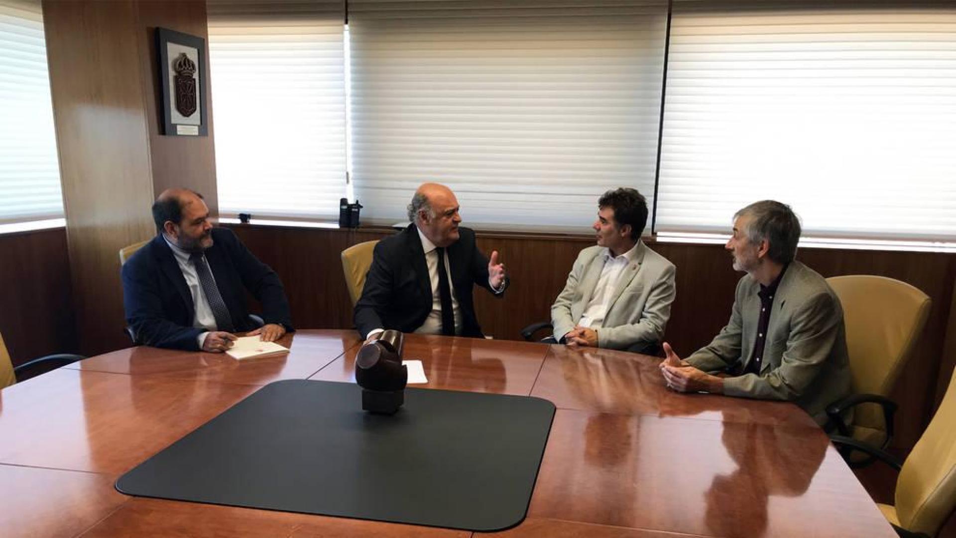 Eduardo Santos y Joaquín Galve, en el centro.
