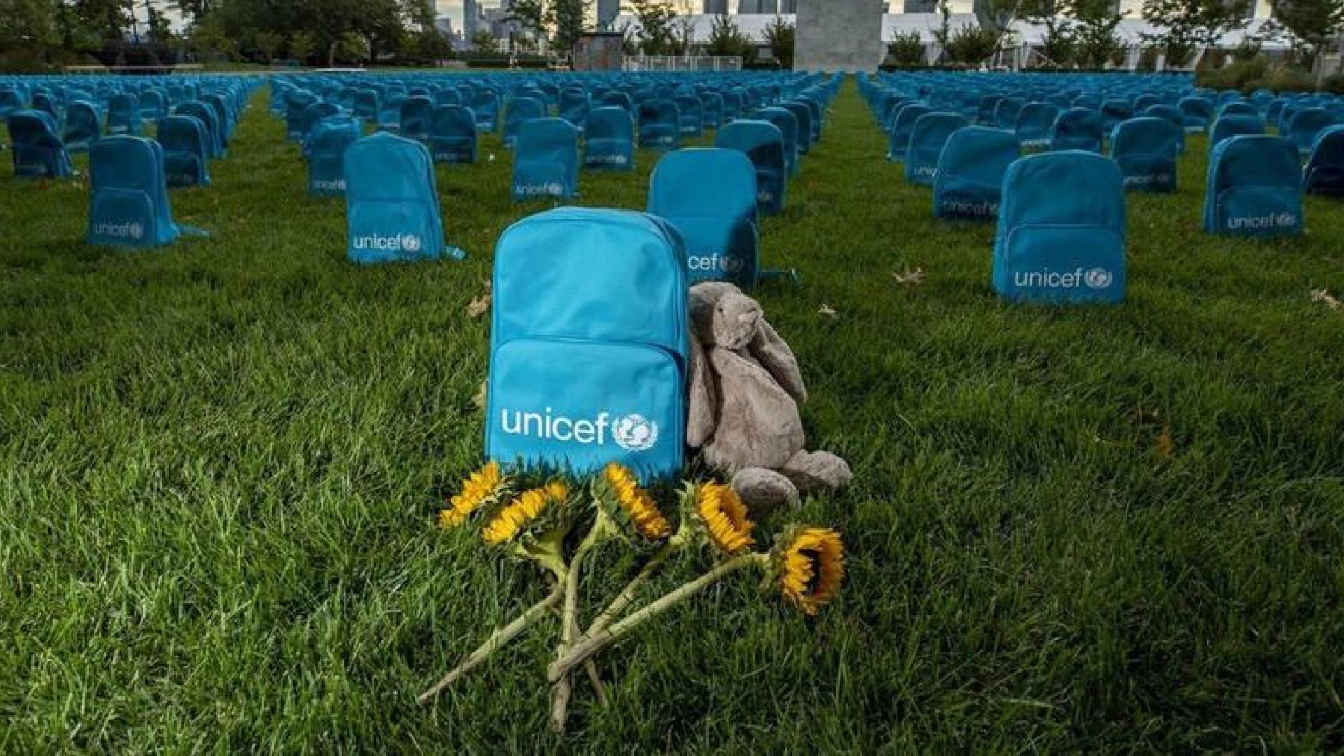 Un cementerio de mochilas frente a la ONU en homenaje a los niños muertos en conflicto
