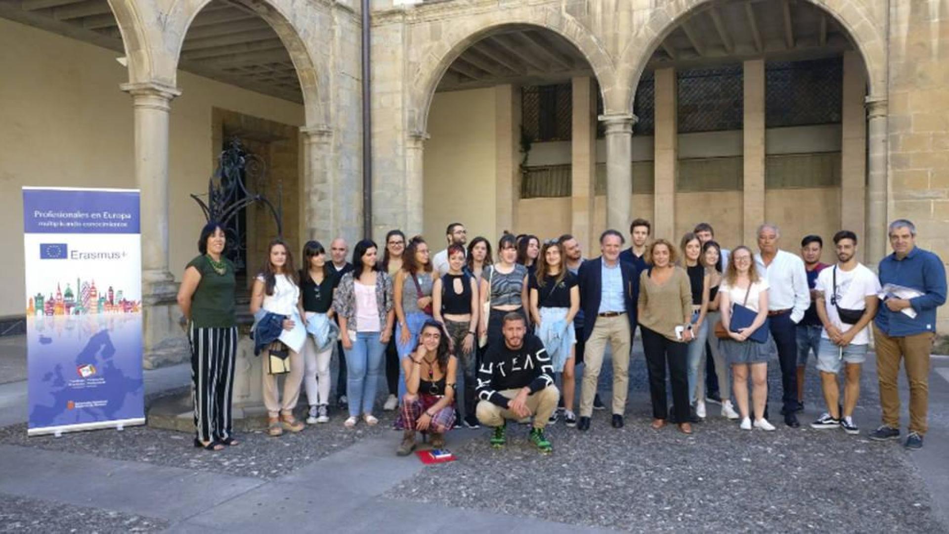 Parten hacia sus destinos los primeros 25 estudiantes de FP de Navarra con becas Erasmus+