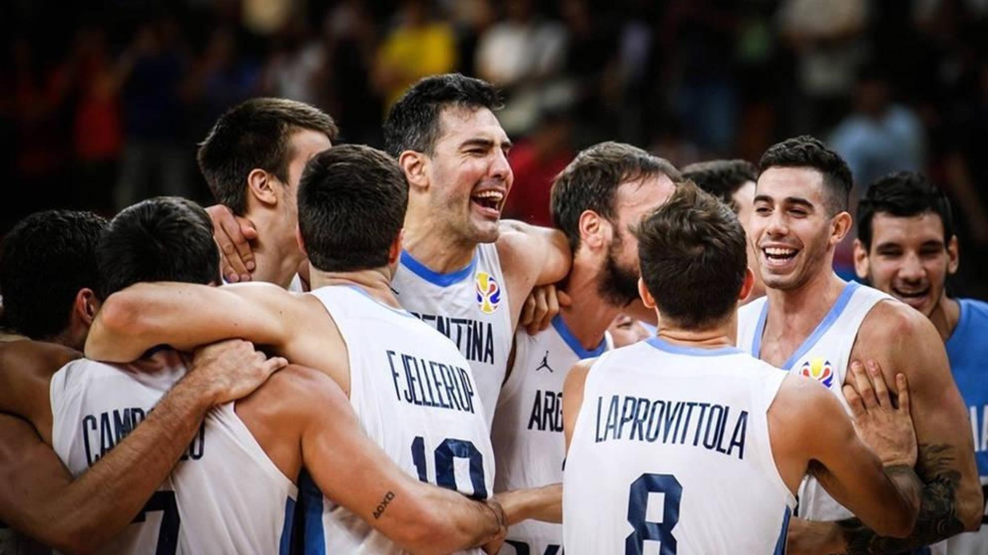 Scola y sus compañeros celebran la victoria de Argentina.