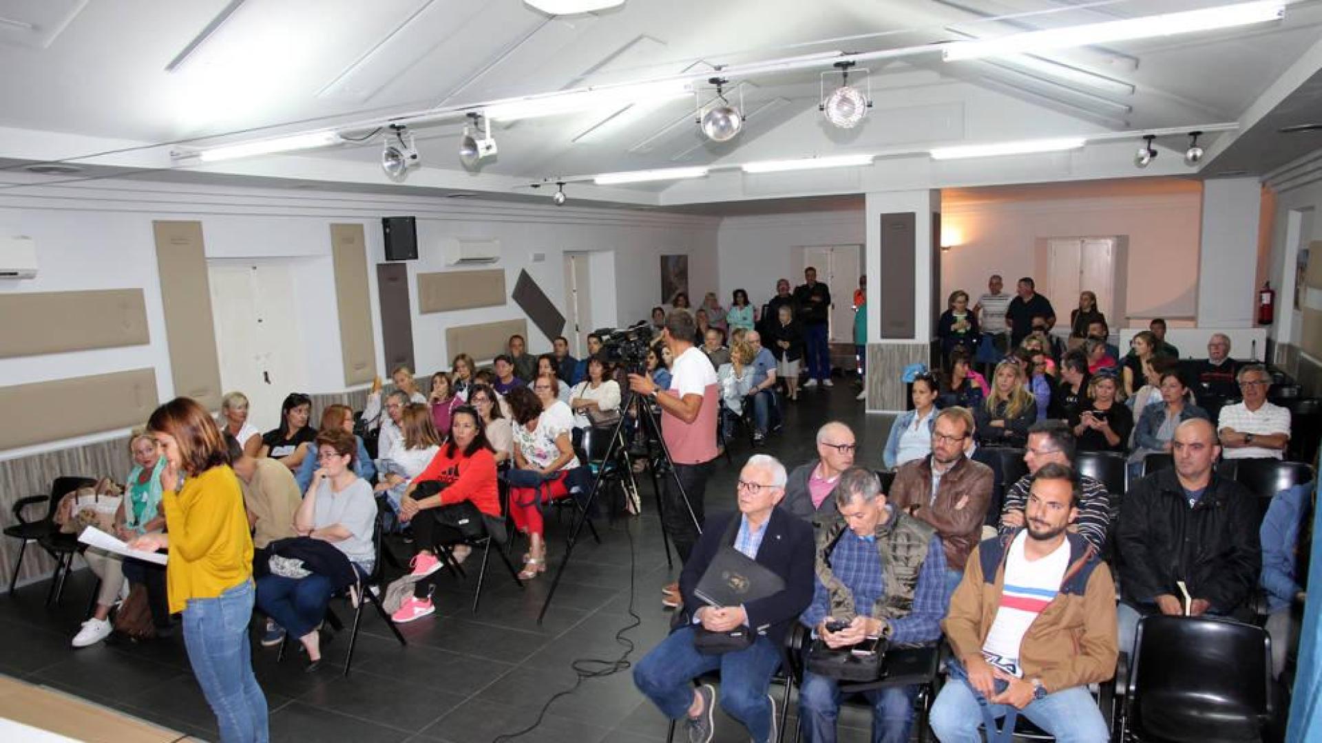 Buñuel critica al Gobierno por no informarle de 2 pisos para 15 'menas'