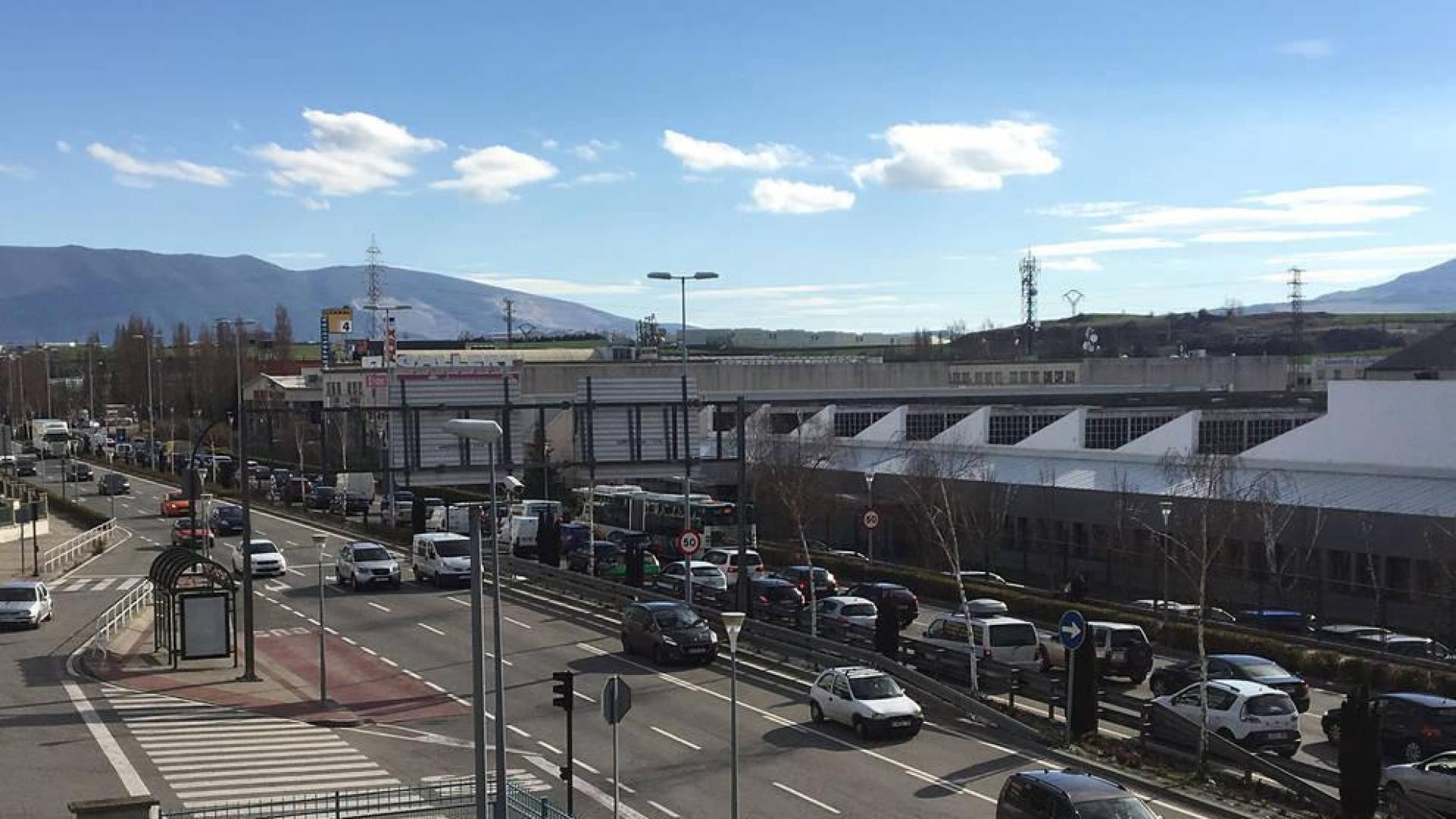 Unas obras de asfaltado en la A-15 provocan retenciones en Pamplona