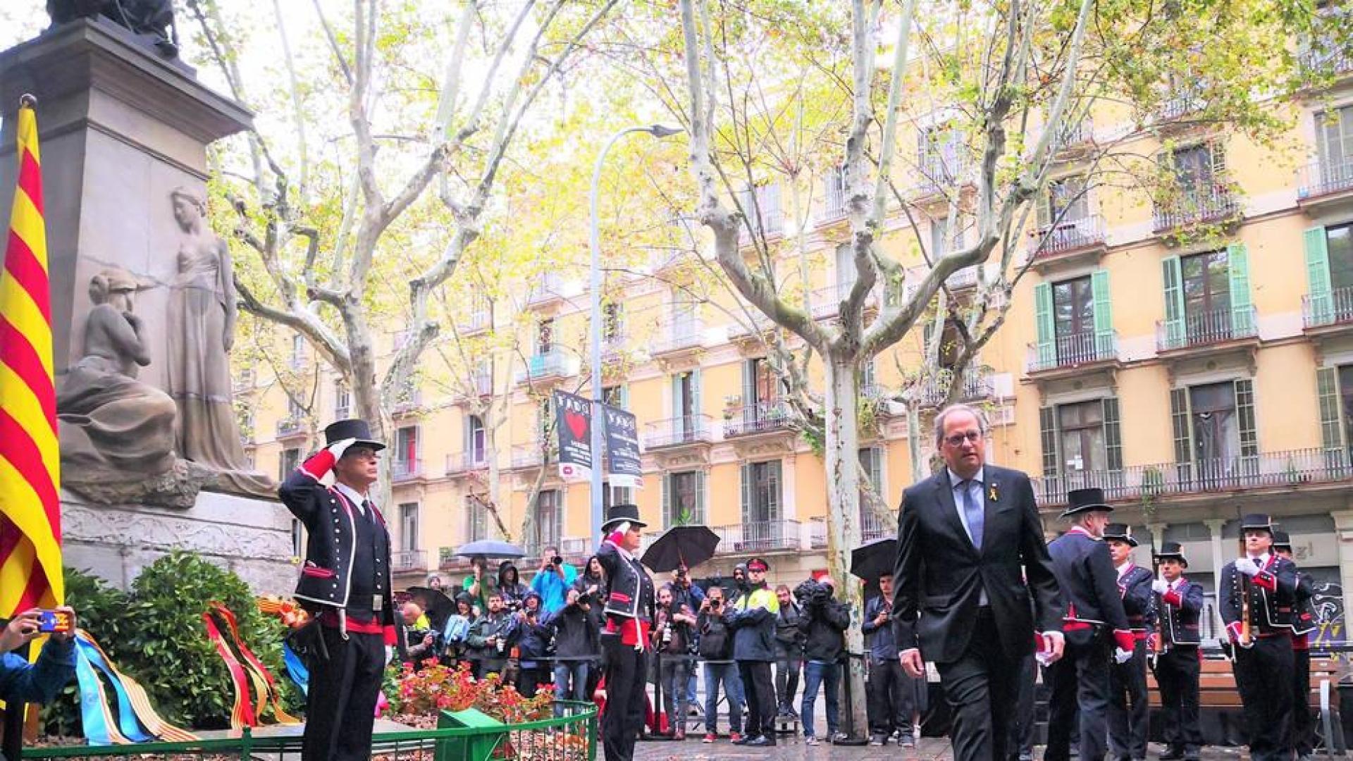 El Govern abre las ofrendas de la Diada con el himno español sonando desde un balcón