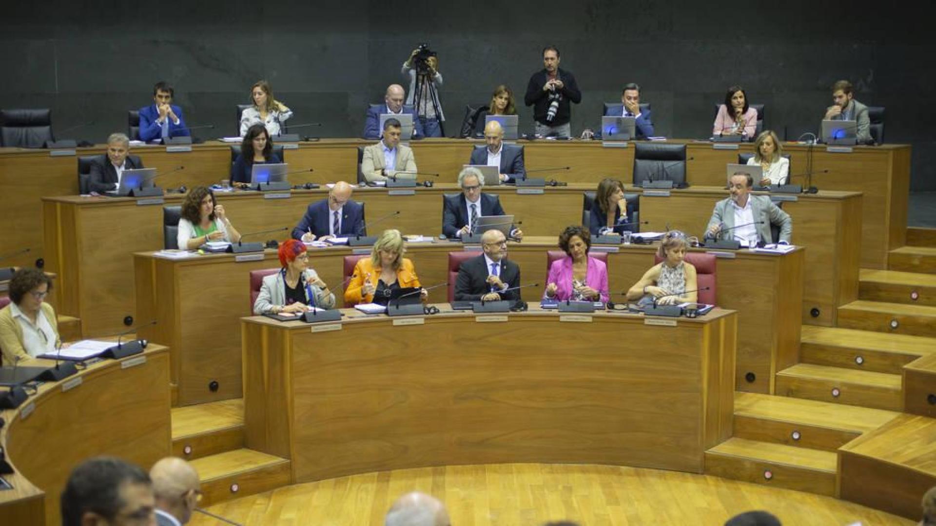 20 centímetros separan al 'Gobierno de las sillas'