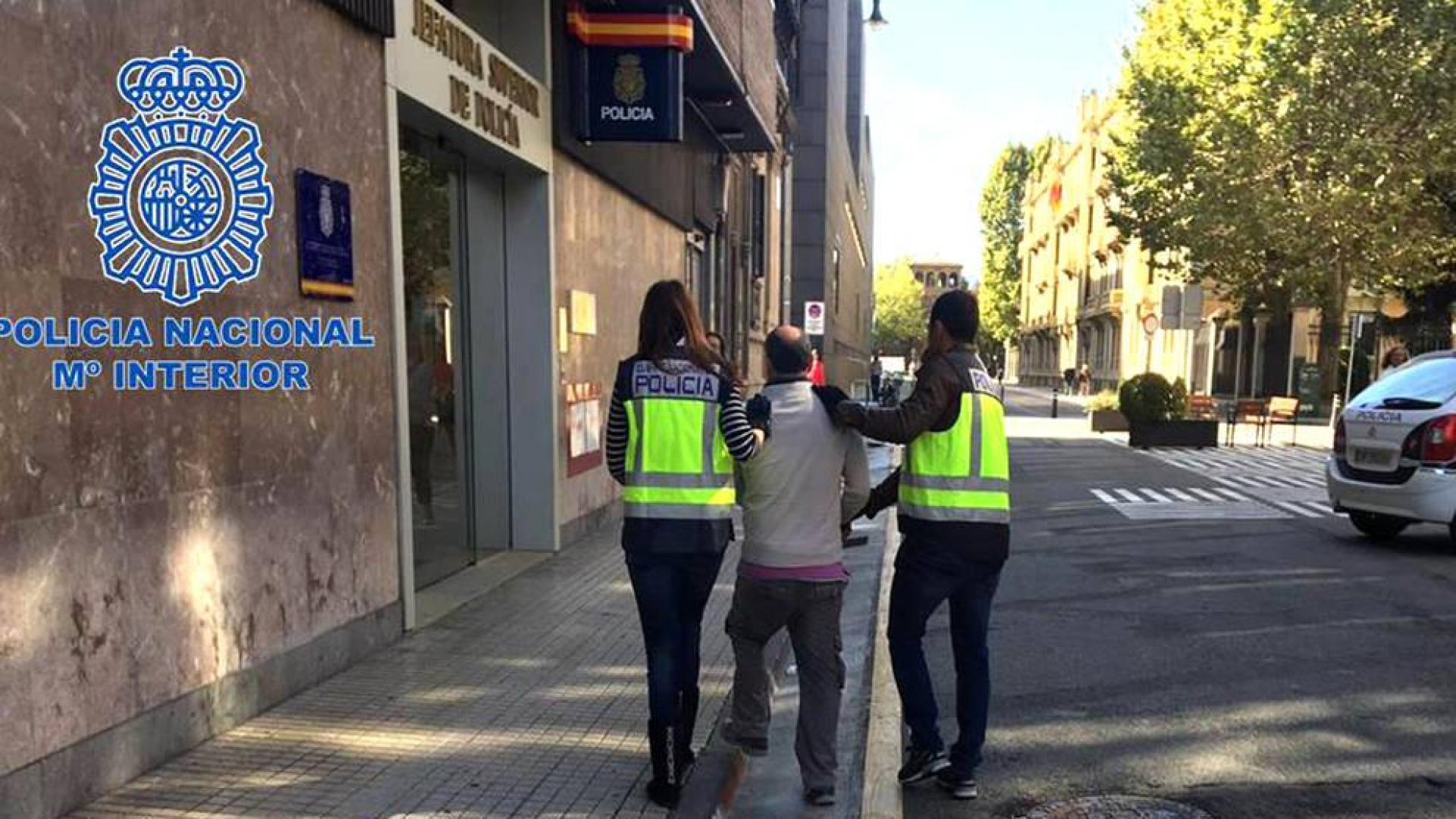 El detenido es conducido a dependencias de la Policía Nacional.