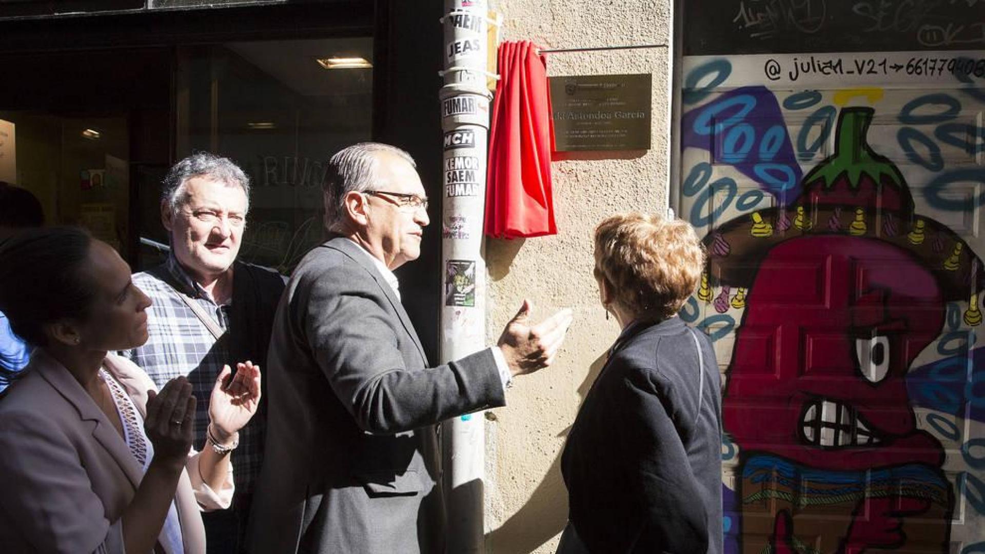 El Ayuntamiento de Pamplona homenajea a Iñaki Astondoa con una placa en su casa natal