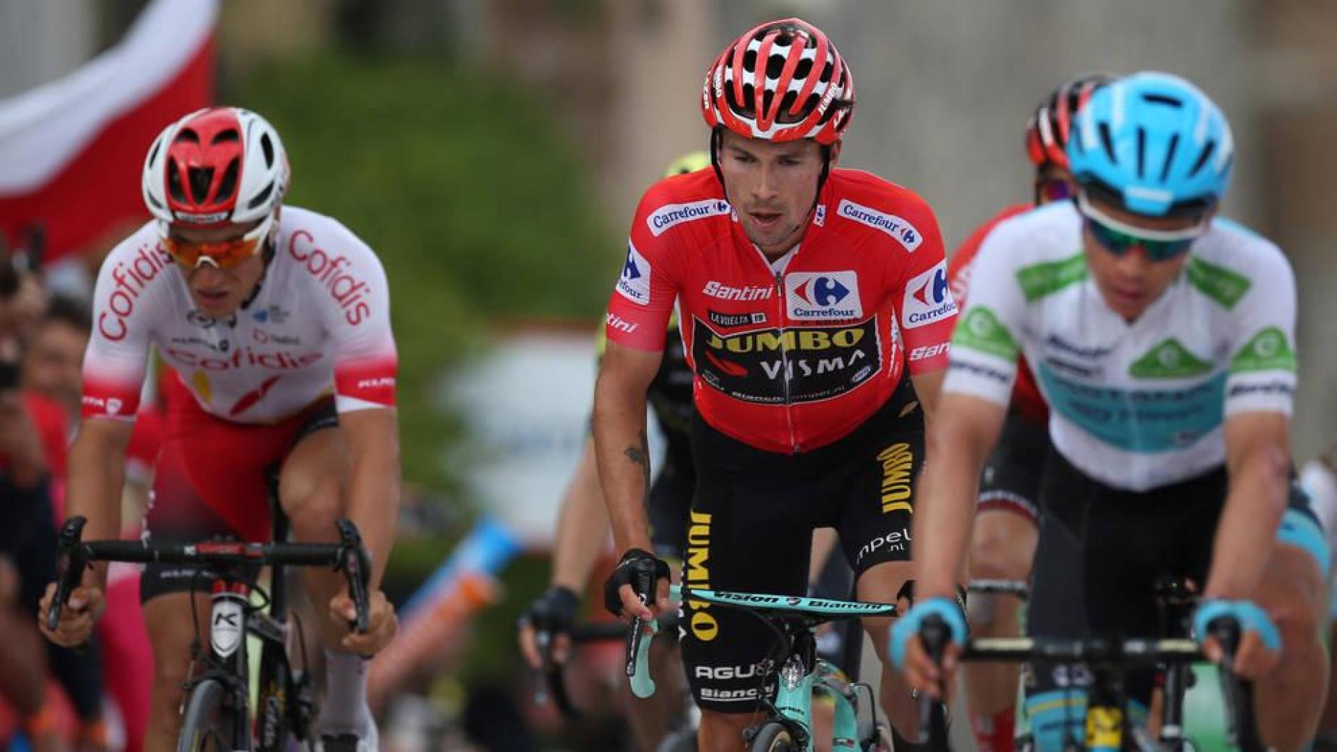 El ciclista esloveno Primôz Roglic, junto al colombiano Miguel Ángel López "Supermán López"y al también colombiano Darwin Atapuma, a su llegada a Toledo