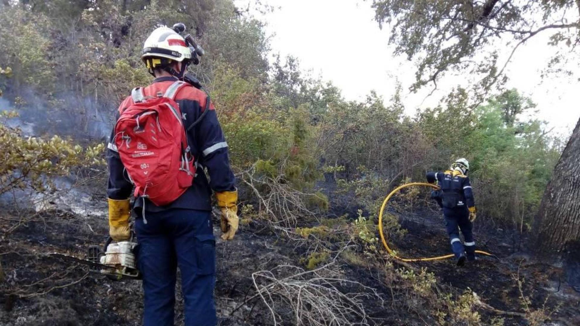 Los bomberos sofocan un incendio de hierbas próximo a la N-121A, en Oricain