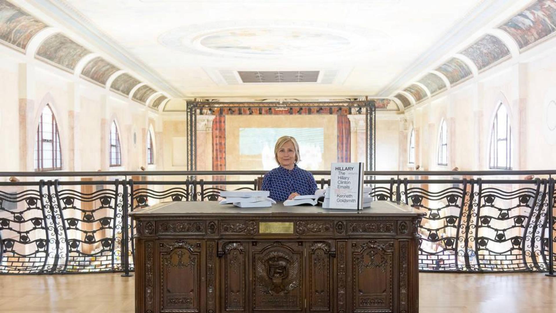 Los polémicos 'emails' de Hillary Clinton se pueden leer y comprar en Venecia