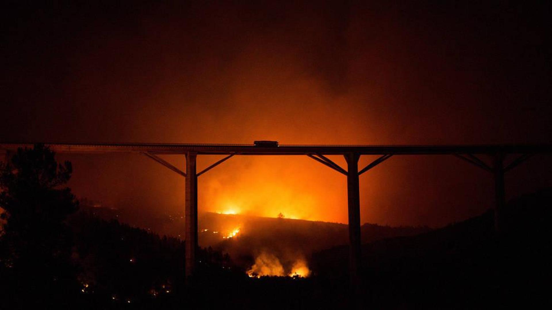 Dos incendios activos calcinan al menos 140 hectáreas en Galicia