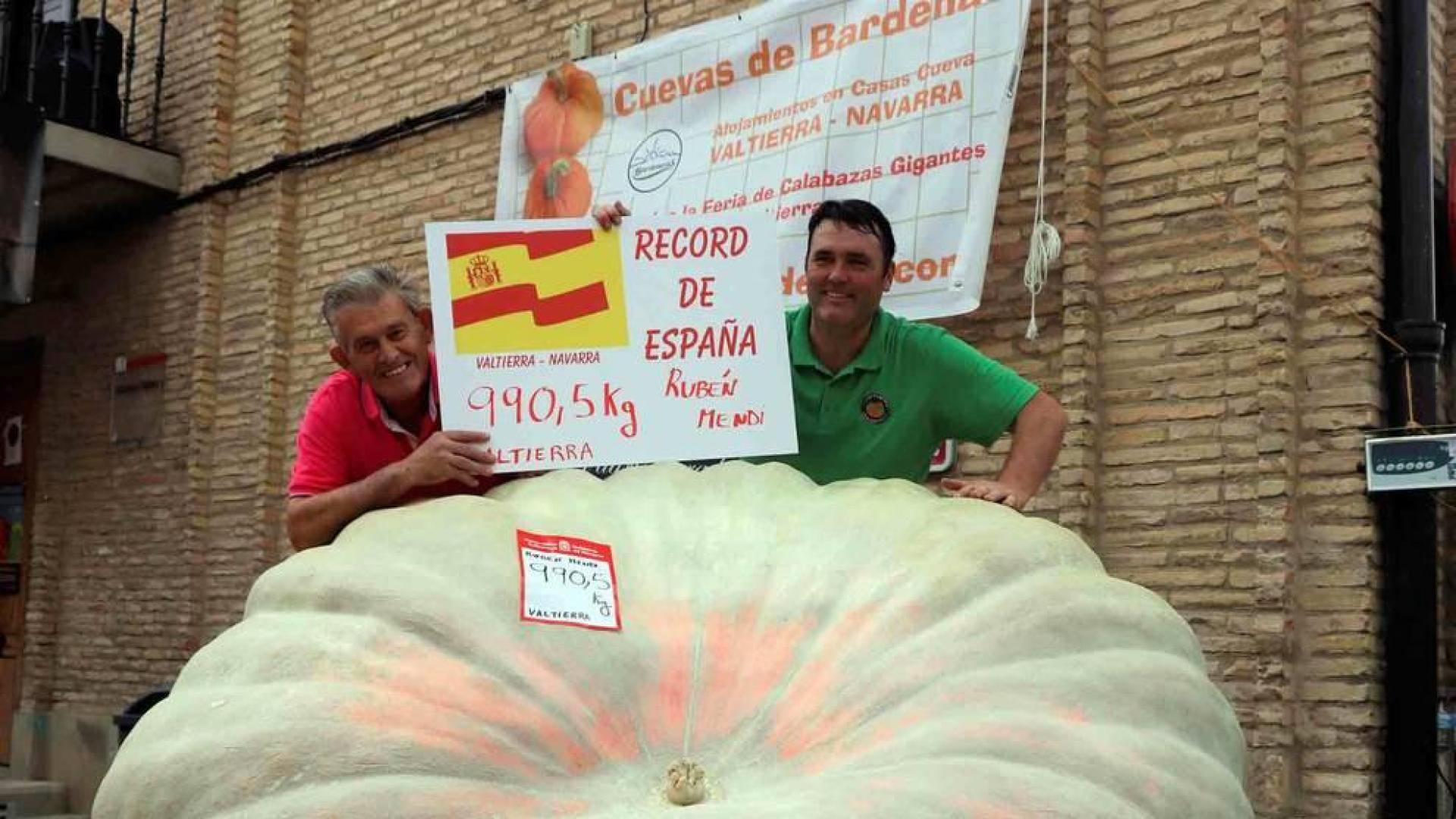 Rubén Mendi, el 'rey' de las calabazas gigantes de Valtierra