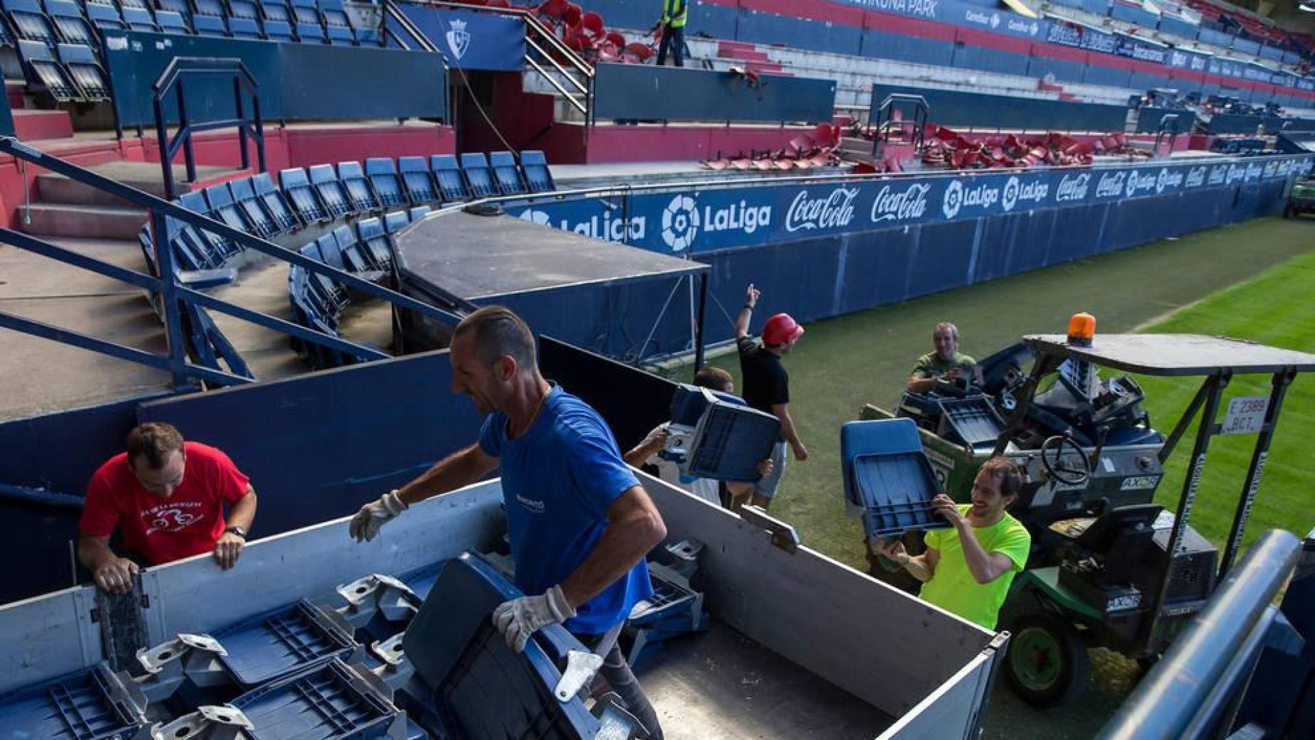 Representantes del Subiza, el día que tomaron las sillas de El Sadar que habían acordado con Osasuna.