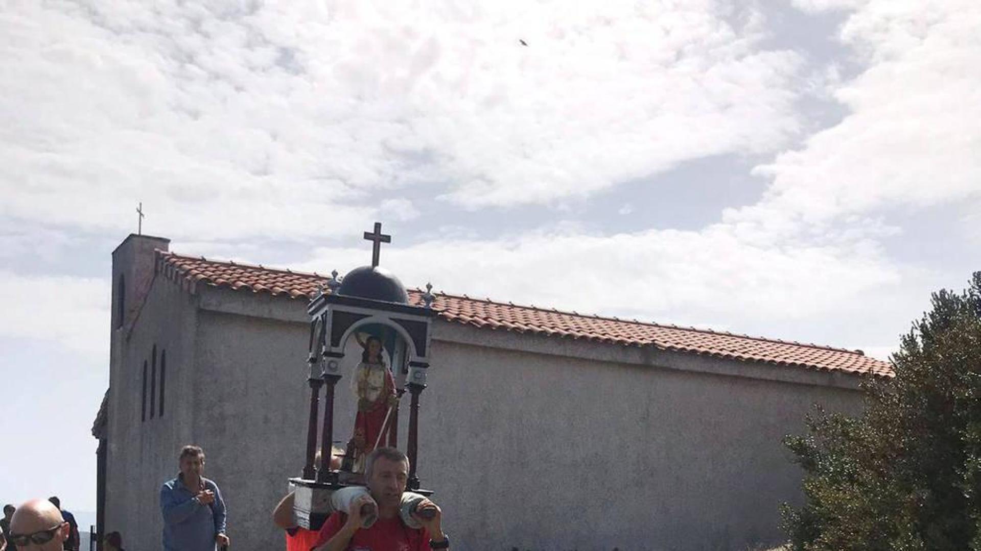 La imagen de Santa Bárbara, portada en andas.