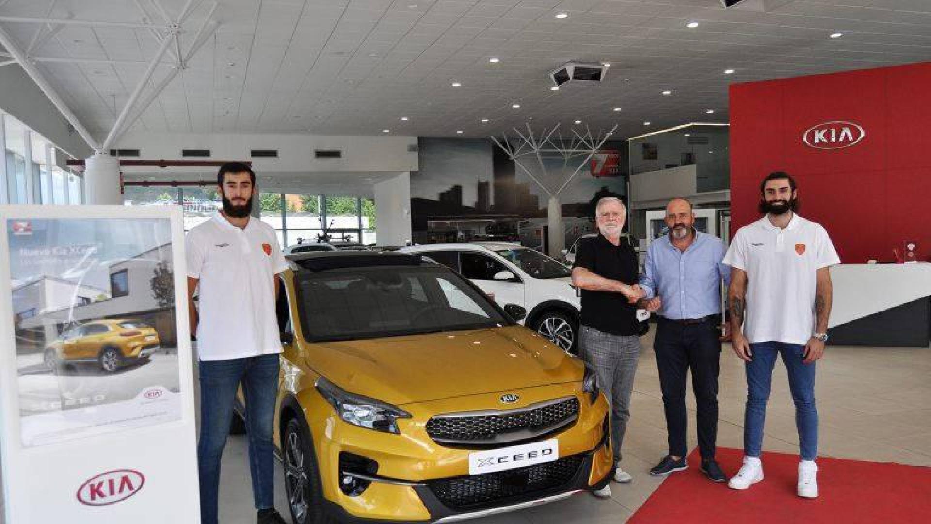 Fermín Tiberio, director comercial de la marca; Javier Sobrino, presidente de Basket Navarra Club; y los jugadores José Jiménez y Rodrigo Gómez.