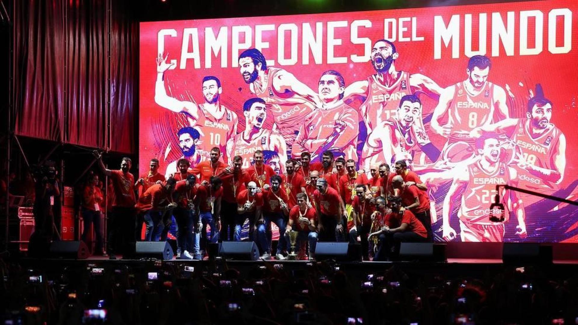 Los Reyes y Pedro Sánchez han recibido a los integrantes de la selección, que después han recorrido las calles de Madrid en un autobús descapotable para culminar en una fiesta en la plaza de Colón.
