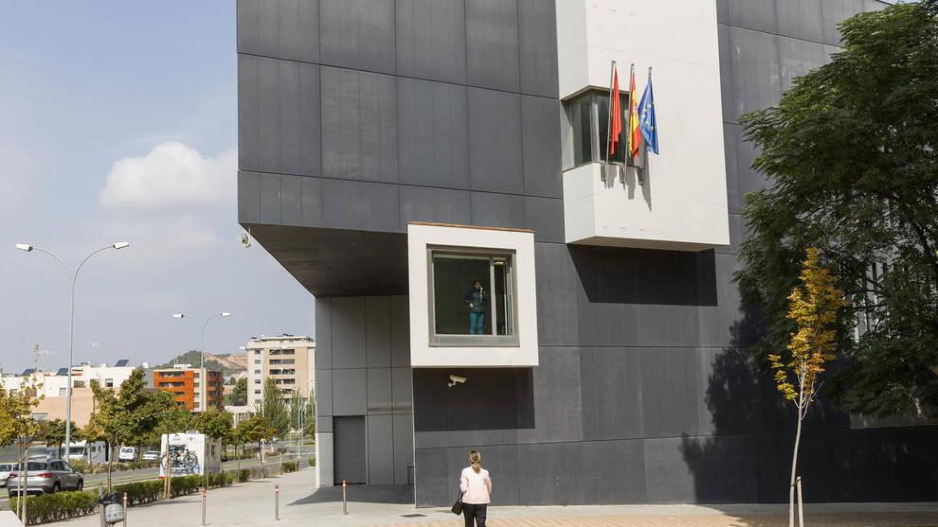 Una mujer camina hacia el edificio del Palacio de Justicia de Tudela.
